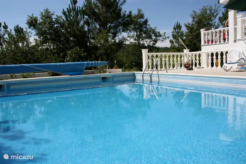 Casa Pancrasia heeft een heerlijk zwembad voor een verkoelende duik. Een eigen ongerepte waterbron verzorgt de watervoorziening in huis en van het zwembad. Het zwembad wordt verwarmd met zonne-energie en ook het warmwater wordt verwarmd door zonnecollectoren. 