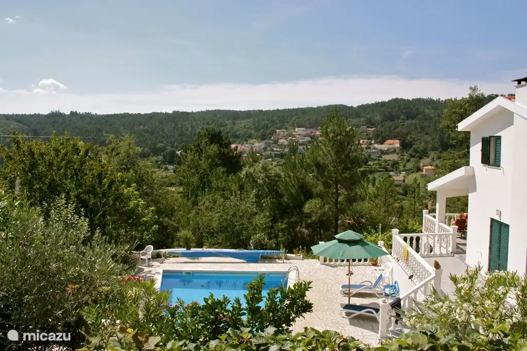 Het uitzicht vanaf het bovenste terras. 