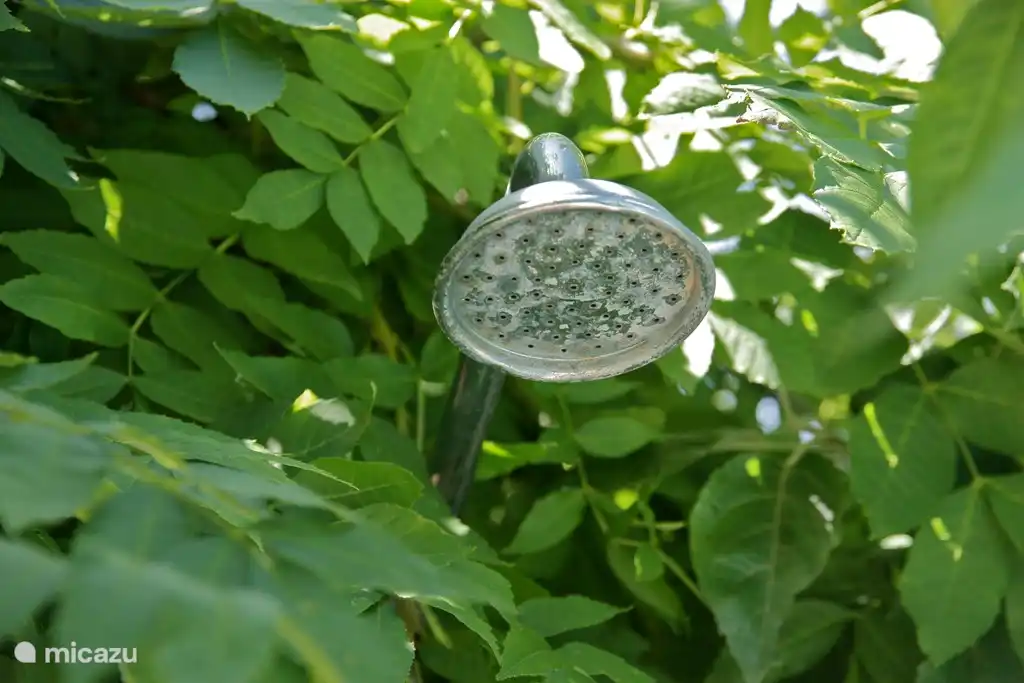 Voor de liefhebbers is er naast het zwembad een heerlijk verkoelende buitendouche. 