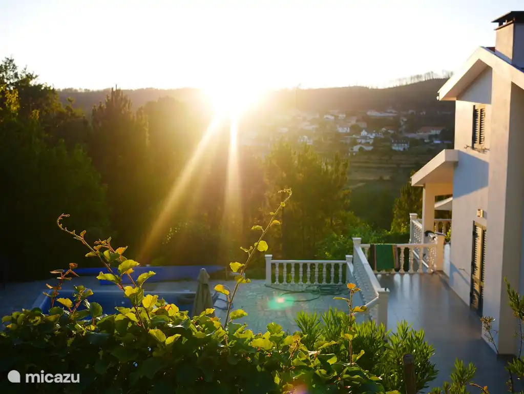 Vanaf het bovenste terras heeft u een prachtig uitzicht op het dal met de pittoreske Portugese dorpjes. 