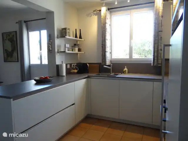 Villa 'El pequeño paraíso' en Francia, Var, Nans-les-Pins - villa La cocina provenzal con puerta al salón.