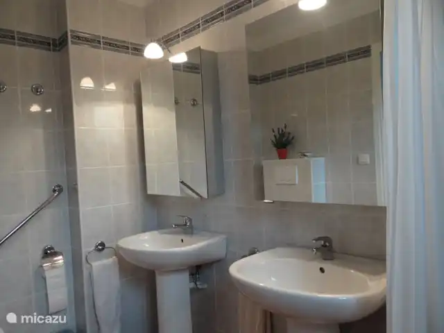 Villa 'El pequeño paraíso' en Francia, Var, Nans-les-Pins - villa El baño de abajo.
