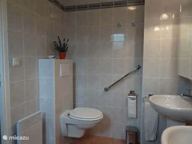 Villa 'El pequeño paraíso' en Francia, Var, Nans-les-Pins - villa El baño de abajo.