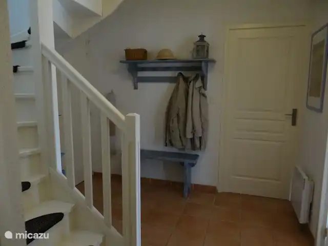 Villa 'El pequeño paraíso' en Francia, Var, Nans-les-Pins - villa El hall con puertas a la sala de estar, dormitorio y garaje.