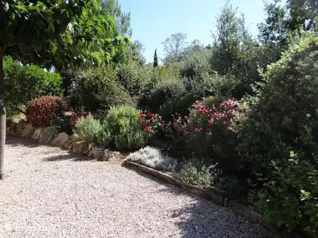 Villa 'El pequeño paraíso' en Francia, Var, Nans-les-Pins - villa Muchas flores en las plantas y arbustos en el verano.