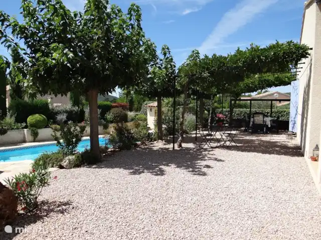 Villa 'El pequeño paraíso' en Francia, Var, Nans-les-Pins - villa Las moreras y las glicinias de la pérgola proporcionan una agradable sombra.