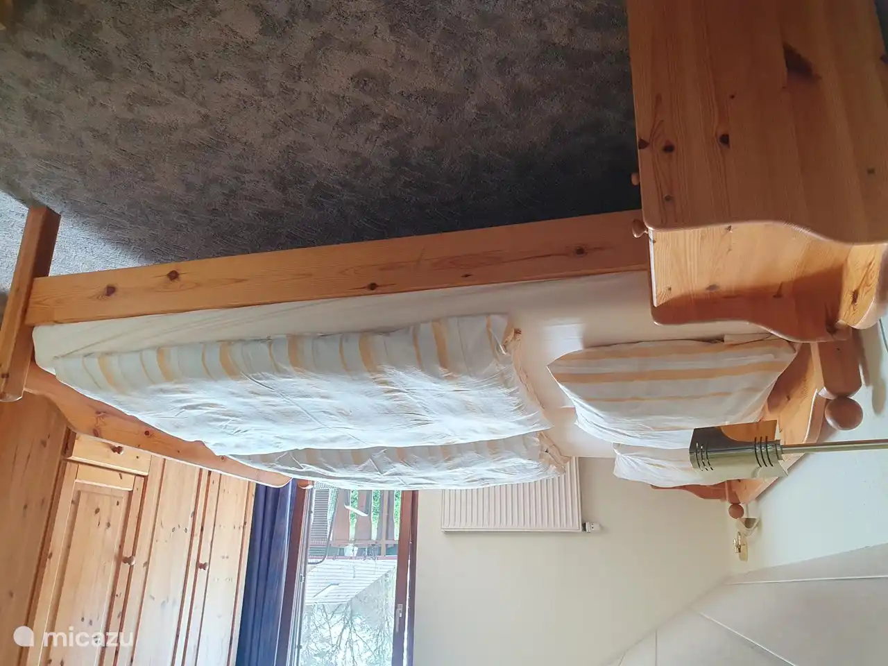 Dieses Haus hat 2 x 2 Pers. Zimmer im Obergeschoss mit 2 Pers. Bett und geräumiger Schrank