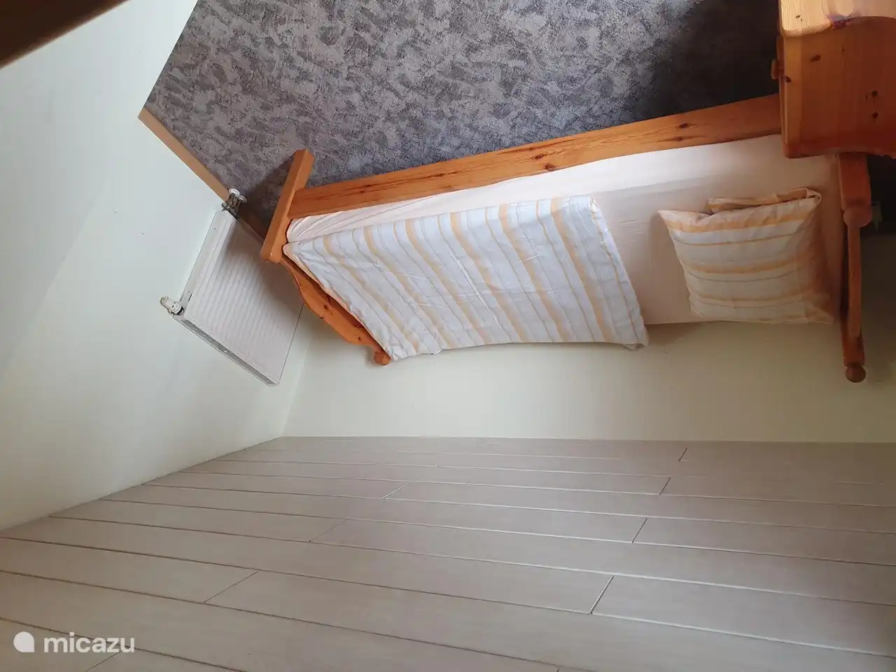 1 Pers. Zimmer im Obergeschoss mit geräumigem Kleiderschrank