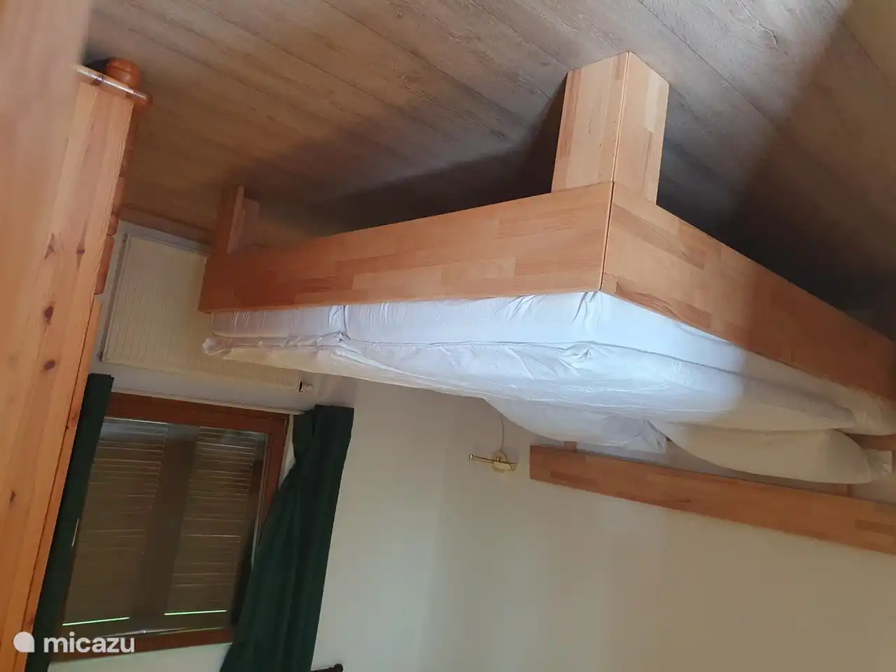 Bett im Schlafzimmer im Erdgeschoss.
mit geräumigem Kleiderschrank