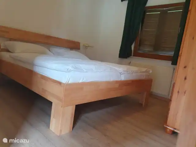 Location de Vacances Allemagne, Hesse, Kirchheim, maison de vacances - Maison de vacances spacieuse et abordable Lit dans la chambre du rez-de-chaussée.
avec garde-robe spacieuse