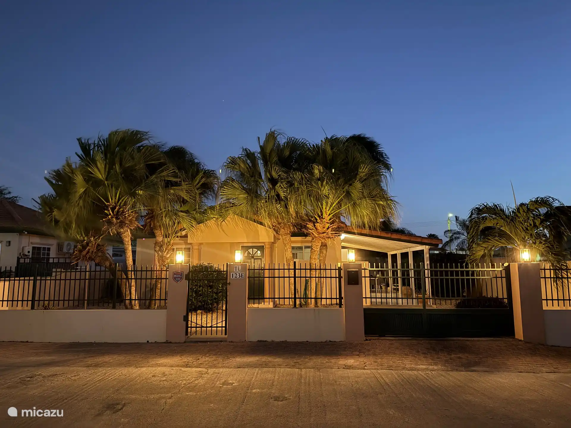 Nuestra casa de vacaciones de noche