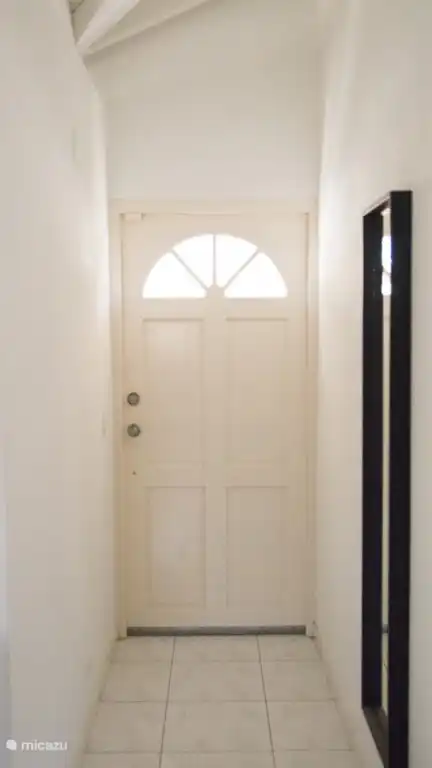 El pasillo a la puerta de entrada