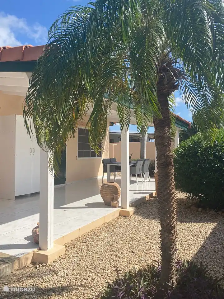 Acogedora terraza con juego de jardín. Agradable afuera y aún a la sombra.