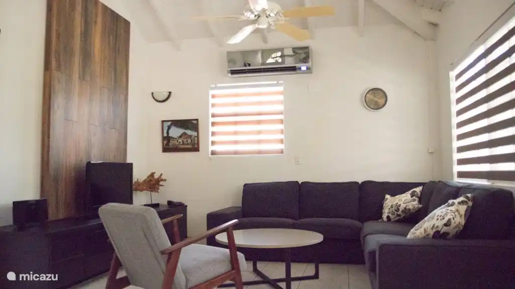 El salón tiene radio, TV, sofá de esquina y, por supuesto, aire acondicionado.