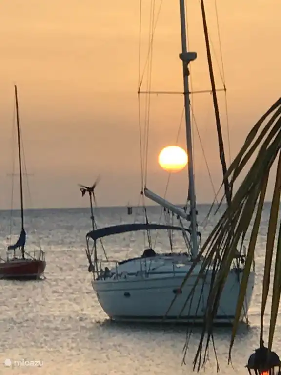 La puesta de sol en Aruba es hermosa de ver. Tenga en cuenta; en unos minutos el sol ha desaparecido