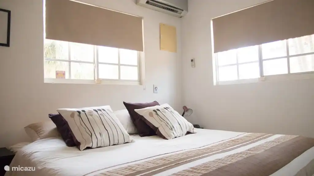 El dormitorio Master tiene un amplio armario, aire acondicionado y baño privado con ducha y WC.