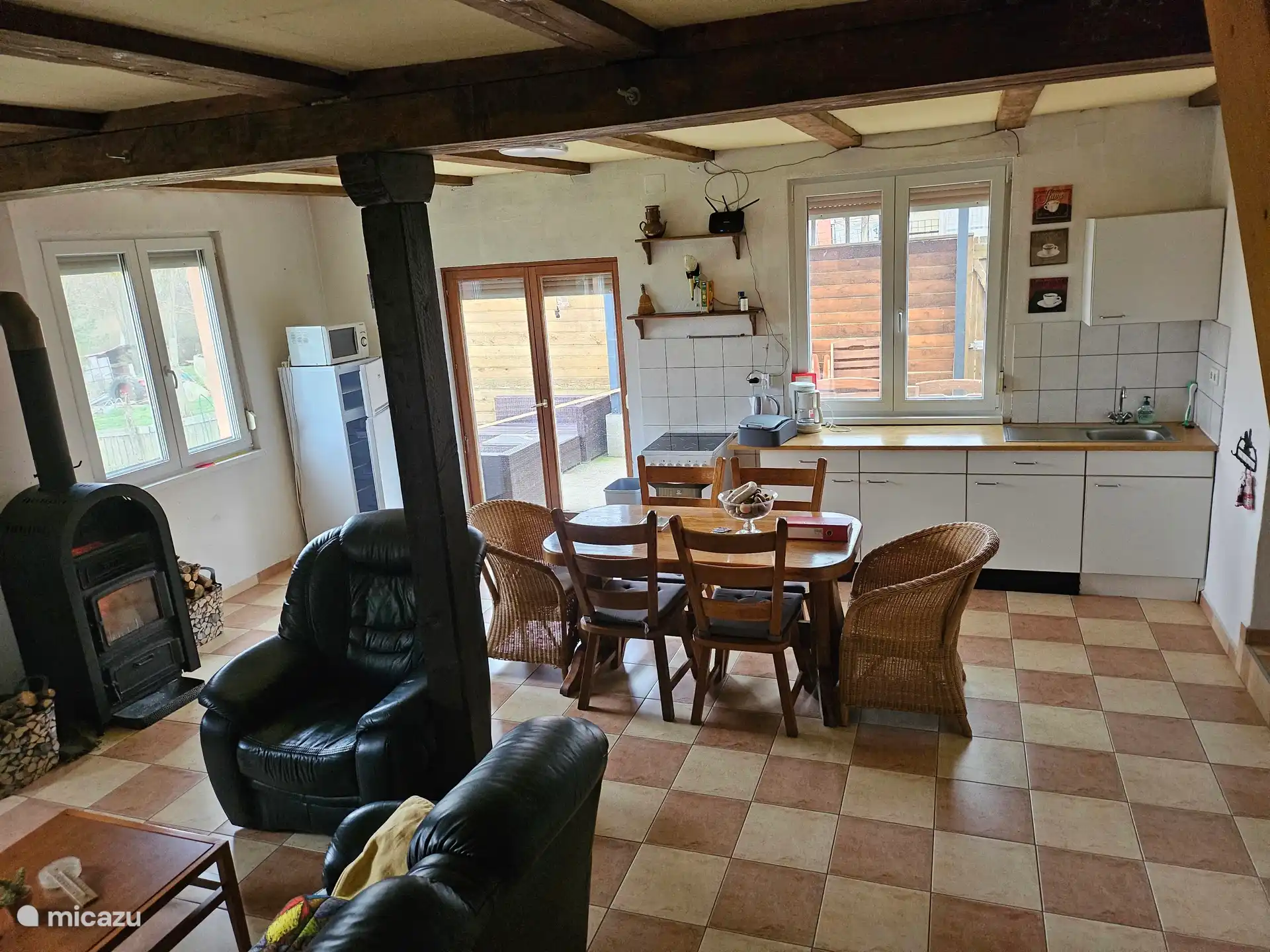 Küche mit Essbereich und Gartentür.