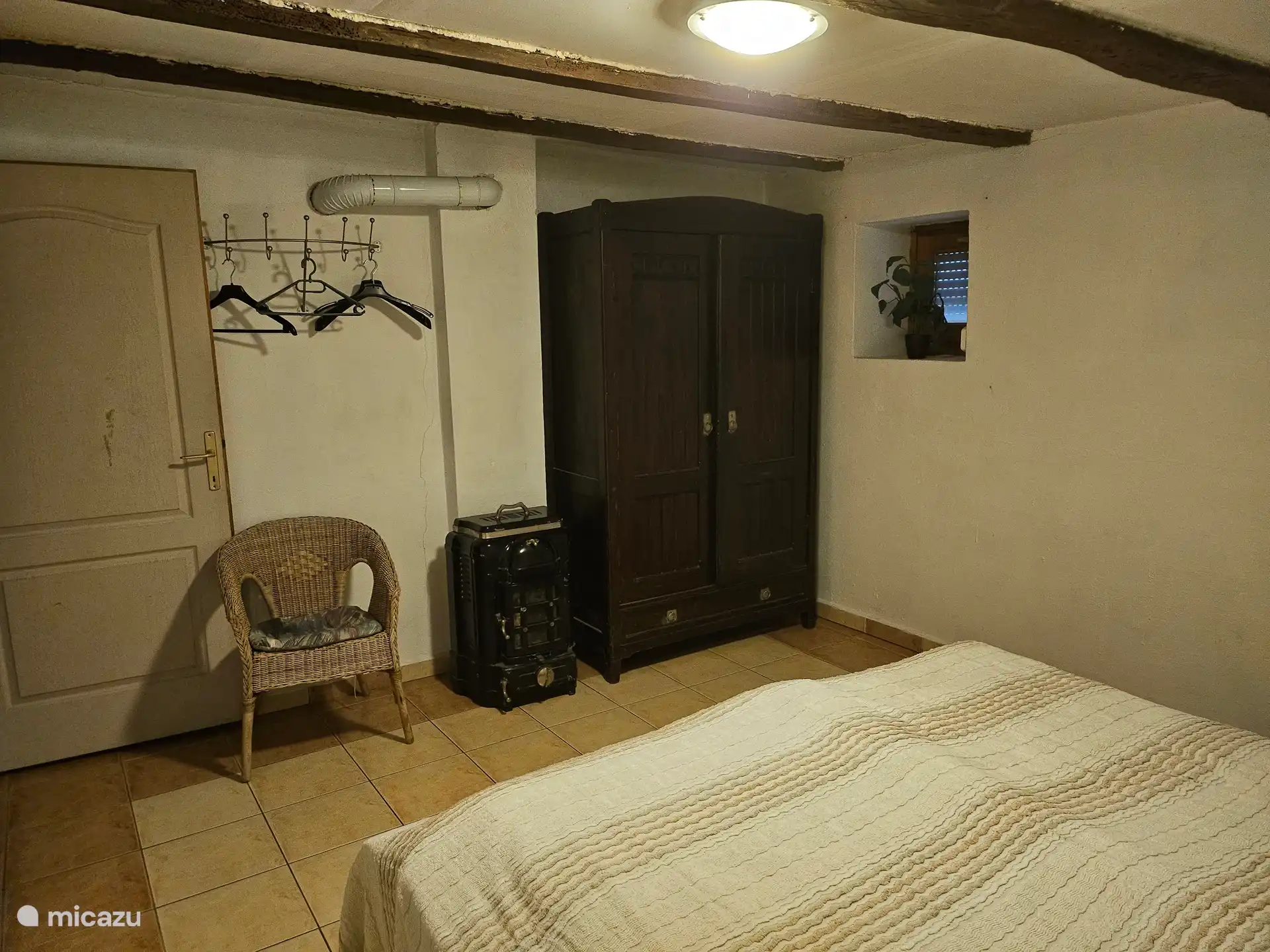 Kleiderschrank und dekorativer Topfofen.