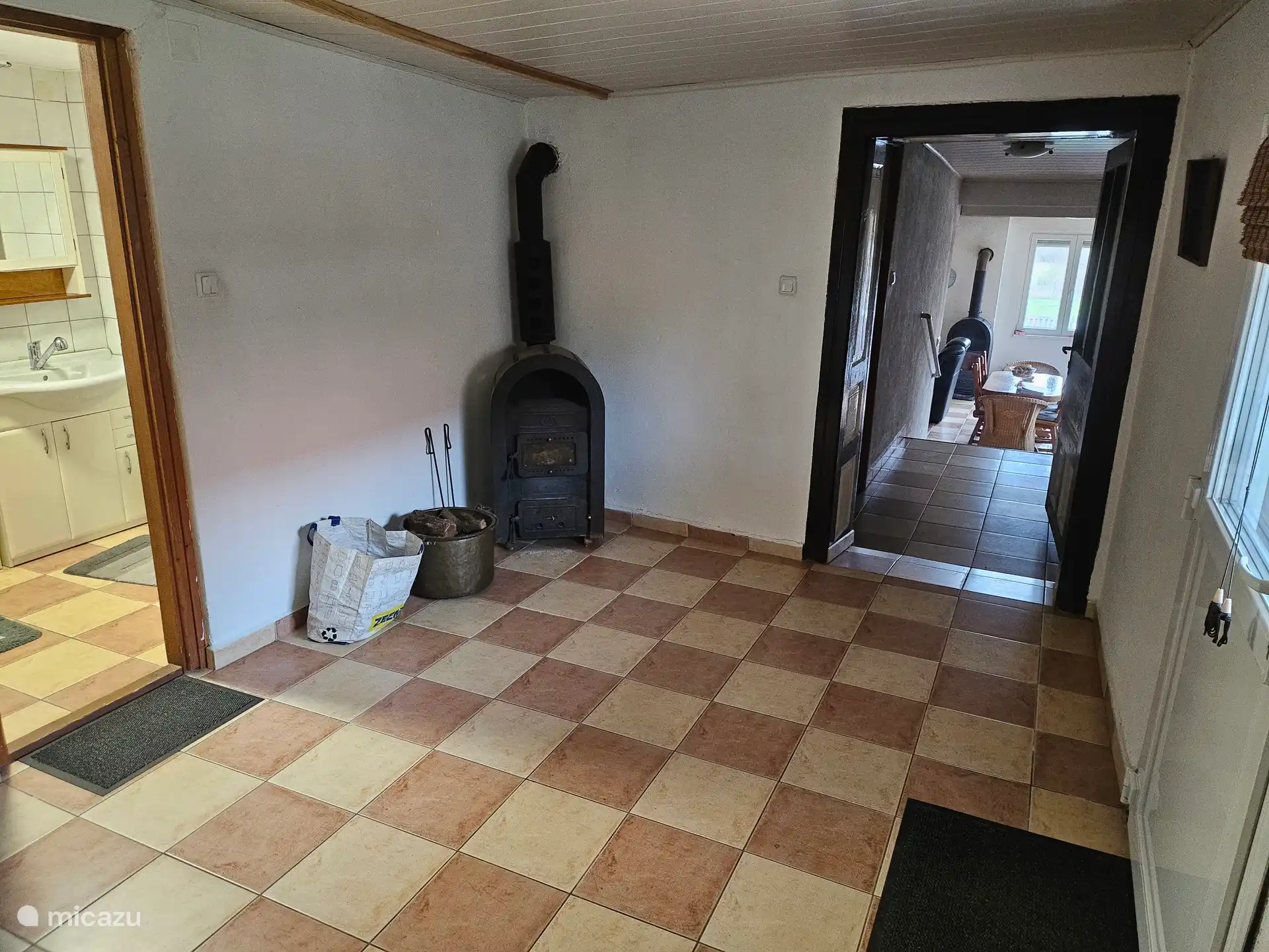 Flur an der Haustür. Von der Eingangstür nach links befinden sich das Kinderzimmer und das Zimmer an der Vorderseite.
Geradeaus das Badezimmer und rechts das eine Schlafzimmer, Wohnzimmer/Küche und Tür zum Garten.