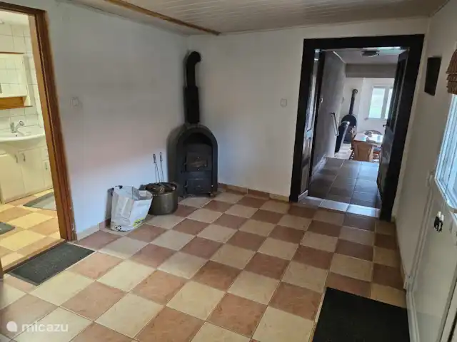 Appartement de vacances Szentlászló | Hongrie, Baranya, Szentlászló - maison de vacances Hall d’entrée à la porte d’entrée. De la porte d’entrée à gauche se trouvent la chambre des enfants et la chambre à l’avant.
Tout droit la salle de bain et à droite la chambre à coucher, le salon / cuisine et la porte donnant sur le jardin.