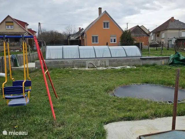 Appartement de vacances Szentlászló | Hongrie, Baranya, Szentlászló - maison de vacances Jardin avec zuja, trampoline de balançoire, buts de football et panier de basket-ball et coin salon supplémentaire au-dessus de la piscine.