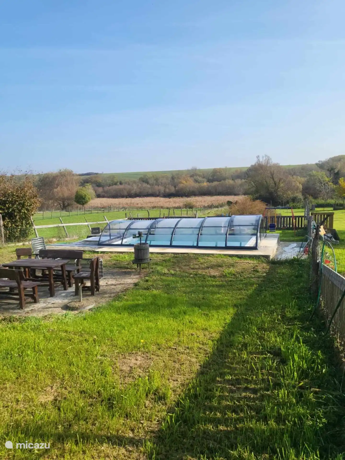 Schwimmbad 6,2 m x 3,5 m x 1,5 m tief mit Treppe und Sitzbereich auf der rechten Seite
Enthält chloriertes Wasser.