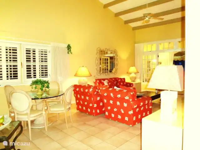 Dushipalm en Curazao, Curazao Centro, Piscadera - apartamento Sala de estar con mesa de comedor