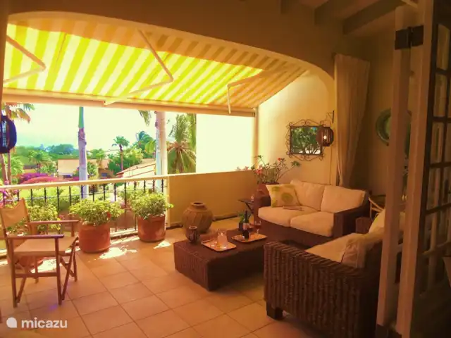 Dushipalm en Curazao, Curazao Centro, Piscadera - apartamento Balcón al frente con juego de salón. Aquí podrá disfrutar de un amplio ambiente.
Está equipado con un gran toldo, indispensable en las tropas.
Existe el ambiente tranquilo de un complejo residencial.