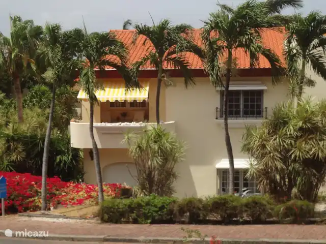 Dushipalm en Curazao, Curazao Centro, Piscadera - apartamento Balcón trasero tomado de la piscina con gran mesa de comedor para 4.
Dushipalm está en el primer piso.