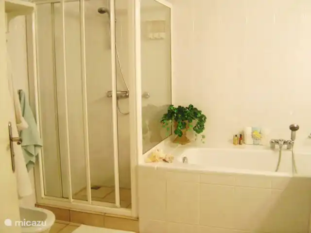 Dushipalm en Curazao, Curazao Centro, Piscadera - apartamento Baño en dormitorio principal.
Bañera, ducha, bidé, inodoro y 2 lavabos.