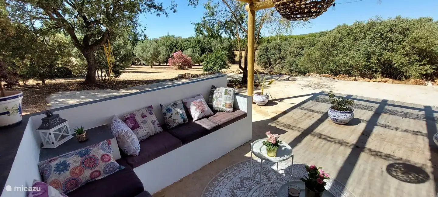 Außenterrasse, schön im Schatten mit schöner Aussicht