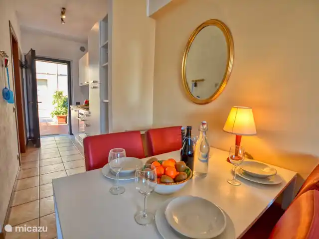 appartement huren in Italië, Comomeer, Acquaseria – Cipresso 33 Eettafel en keuken op de achtergrond.
