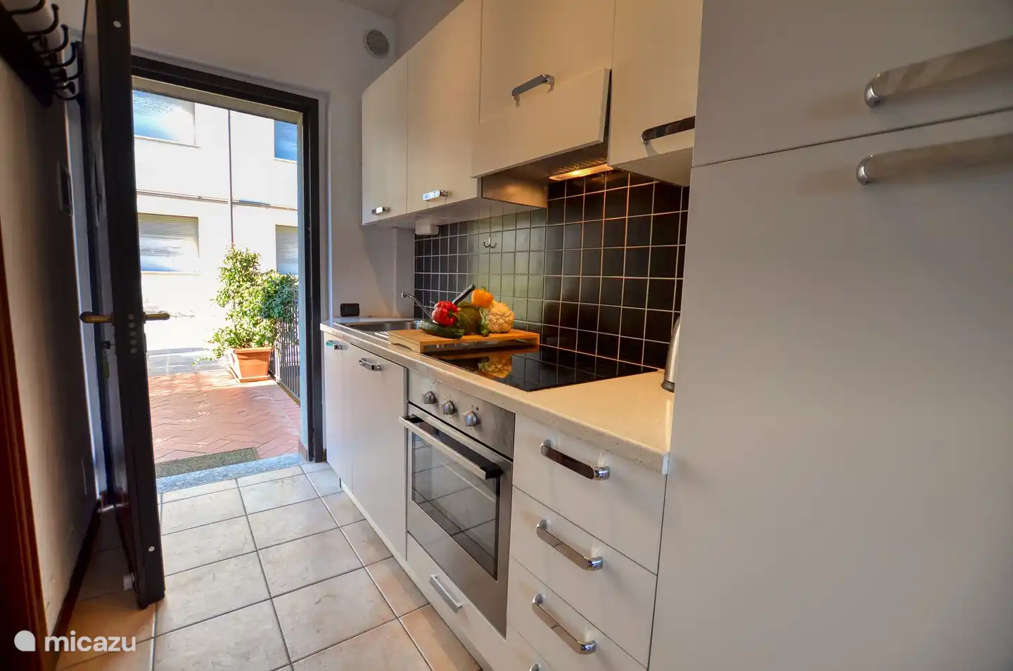 La cocina muy completa, incluyendo vitrocerámica de inducción, lavavajillas y todo el menaje de cocina necesario.