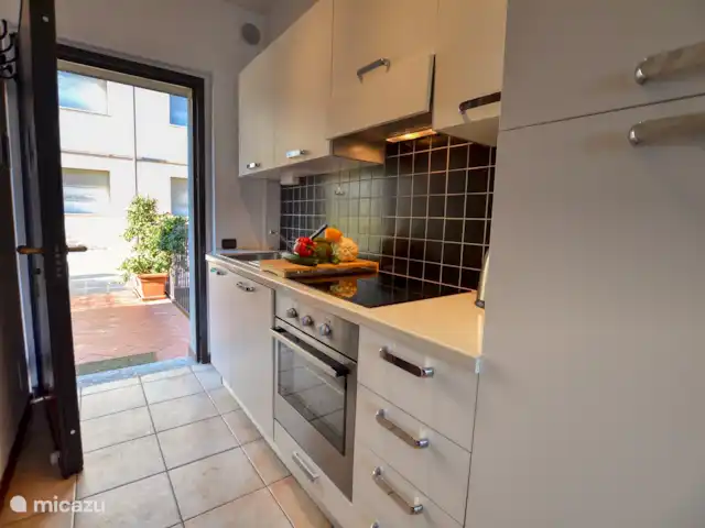 appartement huren in Italië, Comomeer, Acquaseria – Cipresso 33 De zeer complete keuken, inclusief inductie kookplaat, vaatwasser en al het benodigde keukengerei.