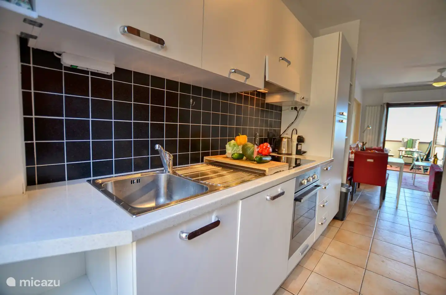 La cocina muy completa, incluyendo vitrocerámica de inducción, lavavajillas y todo el menaje de cocina necesario.