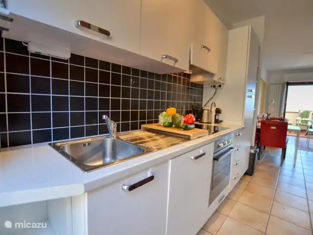 appartement huren in Italië, Comomeer, Acquaseria – Cipresso 33 De zeer complete keuken, inclusief inductie kookplaat, vaatwasser en al het benodigde keukengerei.