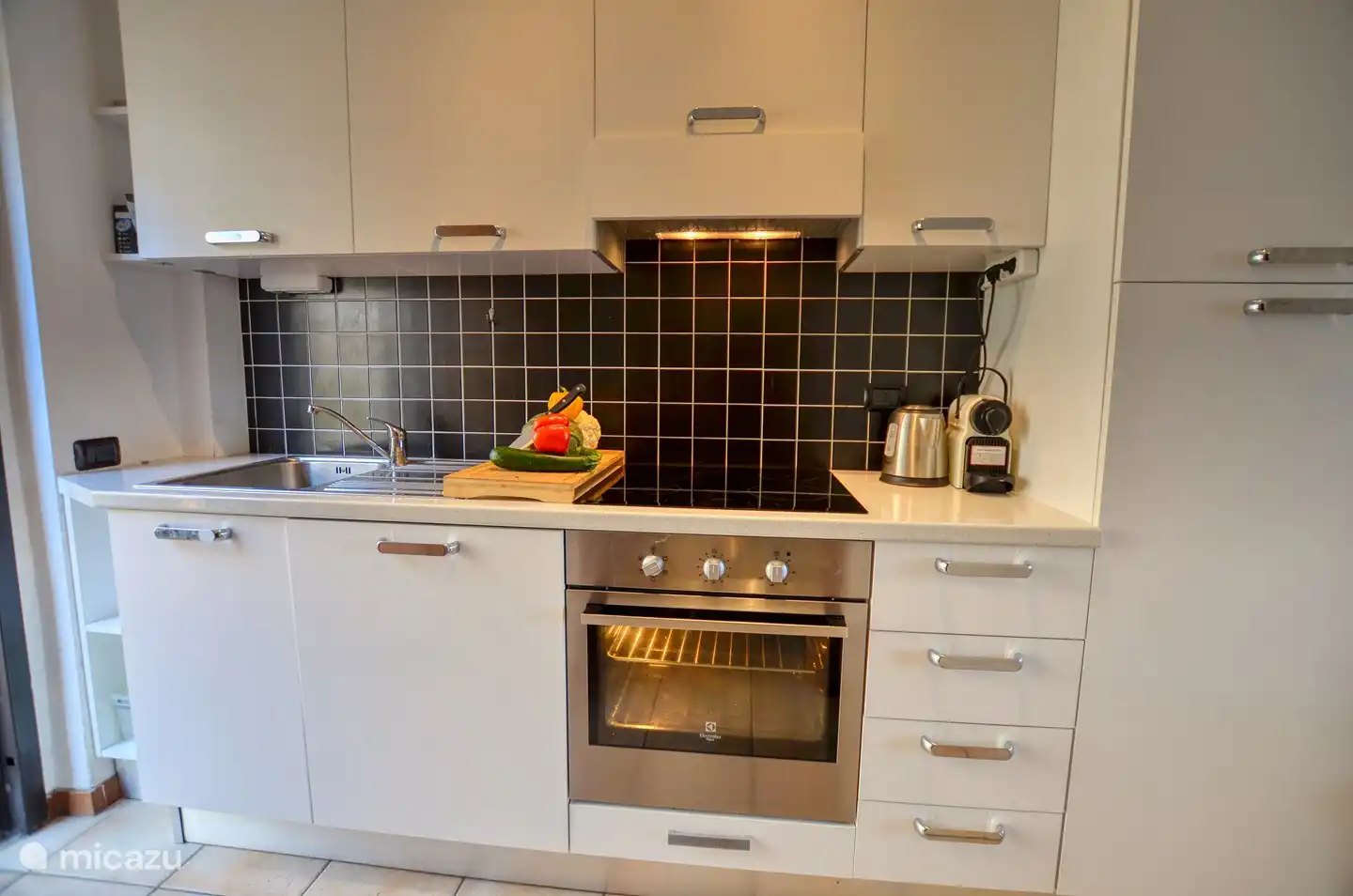 La cocina muy completa, incluyendo vitrocerámica de inducción, lavavajillas y todo el menaje de cocina necesario.