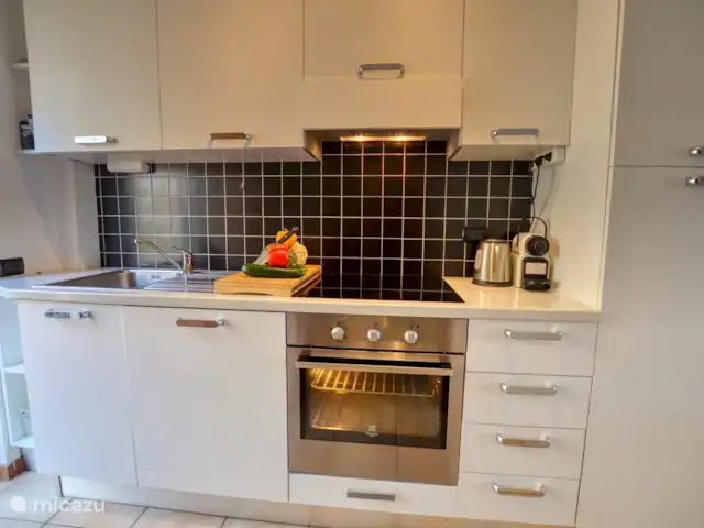 appartement huren in Italië, Comomeer, Acquaseria – Cipresso 33 De zeer complete keuken, inclusief inductie kookplaat, vaatwasser en al het benodigde keukengerei.