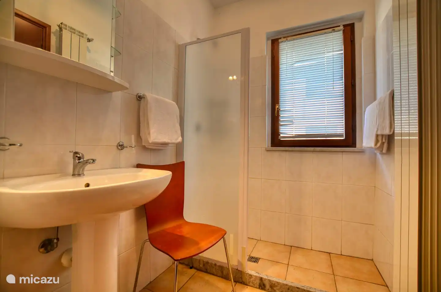 El baño en la planta baja con ducha, lavabo y WC separado.