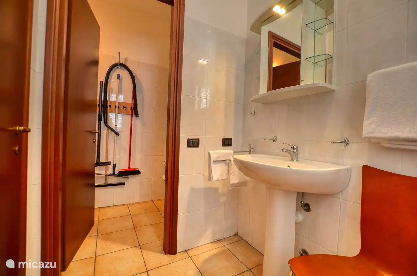 El baño en la planta baja con ducha, lavabo y WC separado.