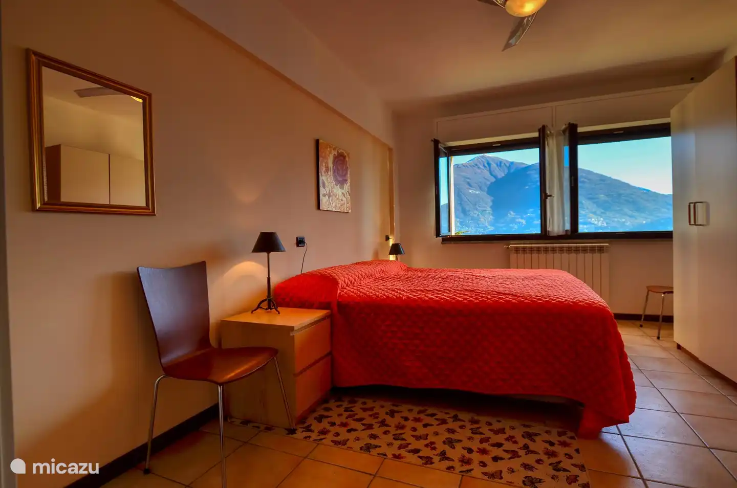 El dormitorio grande que incluye un amplio armario, ventilador de techo y con hermosas vistas a la montaña y al lago.