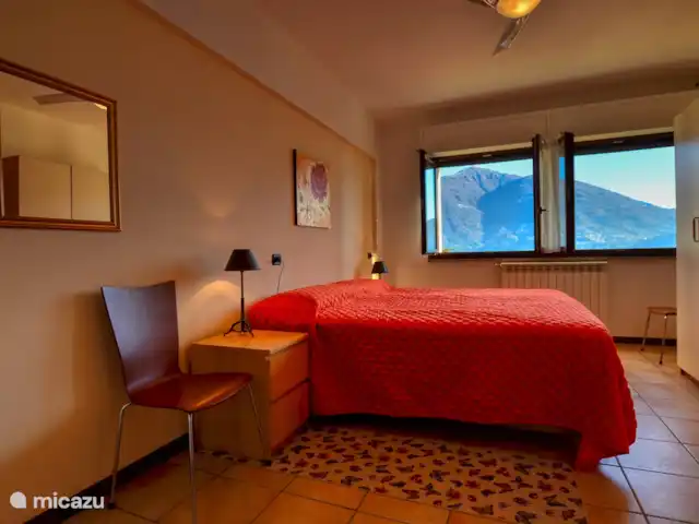 appartement huren in Italië, Comomeer, Acquaseria – Cipresso 33 De grote slaapkamer inclusief riante kledingkast, plafondventilator en met prachtig berg- en meerzicht.