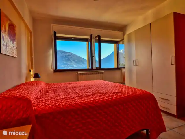 appartement huren in Italië, Comomeer, Acquaseria – Cipresso 33 De grote slaapkamer inclusief riante kledingkast, plafondventilator en met prachtig berg- en meerzicht.