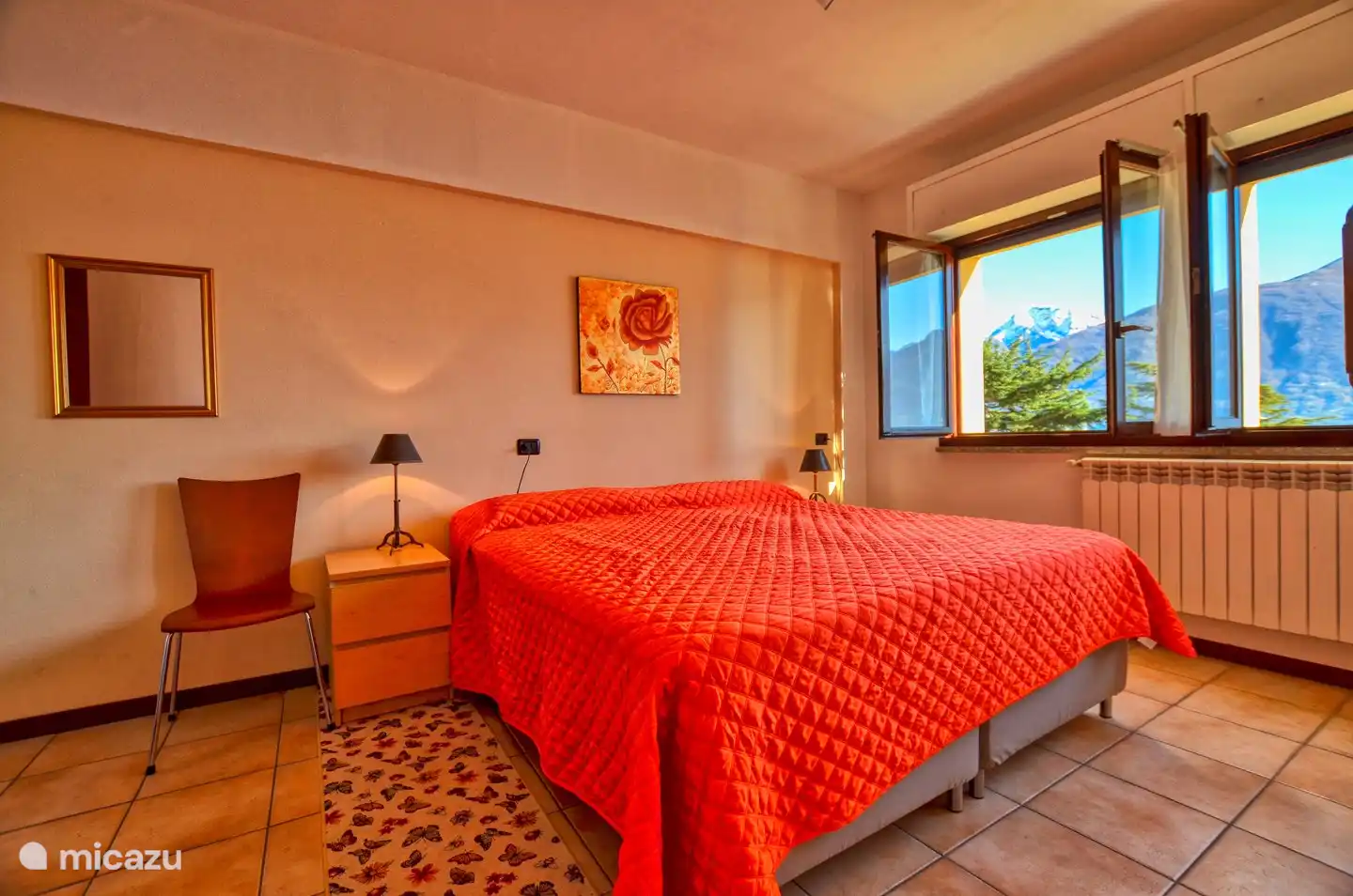 El dormitorio grande que incluye un amplio armario, ventilador de techo y con hermosas vistas a la montaña y al lago.