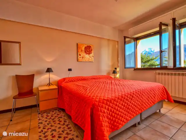 appartement huren in Italië, Comomeer, Acquaseria – Cipresso 33 De grote slaapkamer inclusief riante kledingkast, plafondventilator en met prachtig berg- en meerzicht.