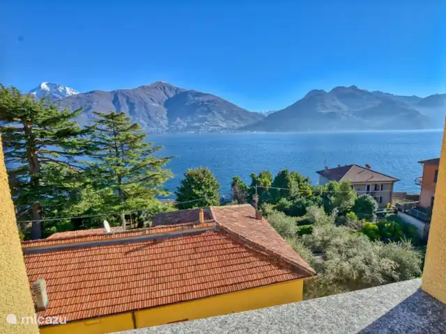 appartement huren in Italië, Comomeer, Acquaseria – Cipresso 33 Het zicht vanaf de grote slaapkamer. Heerlijk wakker worden, toch?