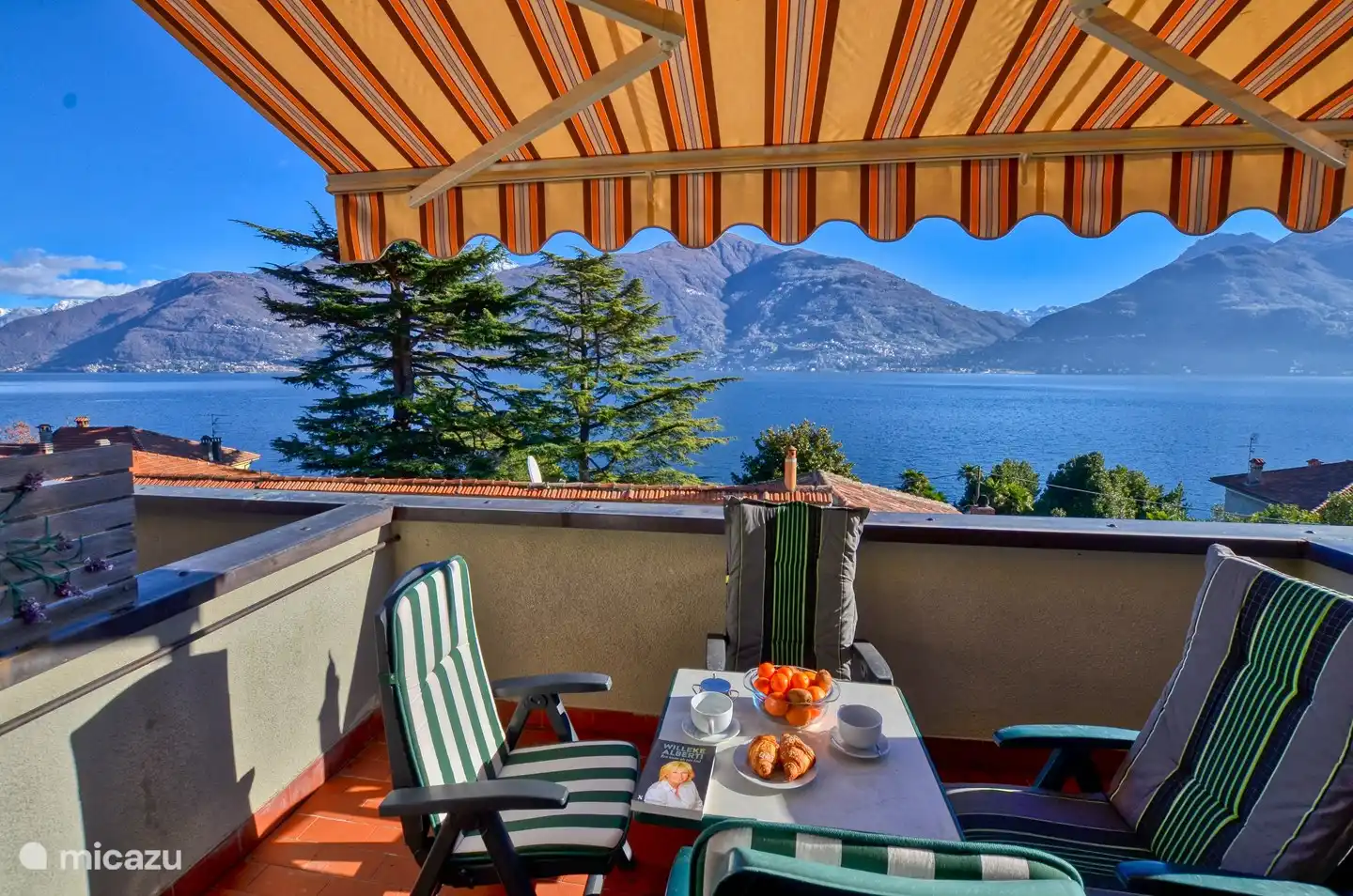 El amplio balcón con hermosa vista al lago, muebles de exterior y toldo eléctrico. Maravillosa estancia aquí.