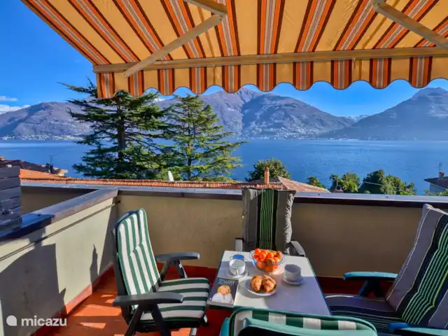 appartement huren in Italië, Comomeer, Acquaseria – Cipresso 33 Het riante balkon met prachtig meerzicht, buitenmeubilair en elektrische zonneluifel. Heerlijk vertoeven hier.