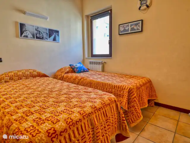 appartement huren in Italië, Comomeer, Acquaseria – Cipresso 33 De kleinere slaapkamer met twee eenpersoonsbedden, deze zijn desgewenst samen te voegen als 1-tweepersoonsbed.