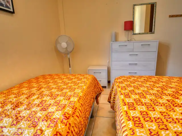 appartement huren in Italië, Comomeer, Acquaseria – Cipresso 33 De kleinere slaapkamer met twee eenpersoonsbedden, deze zijn desgewenst samen te voegen als 1-tweepersoonsbed.